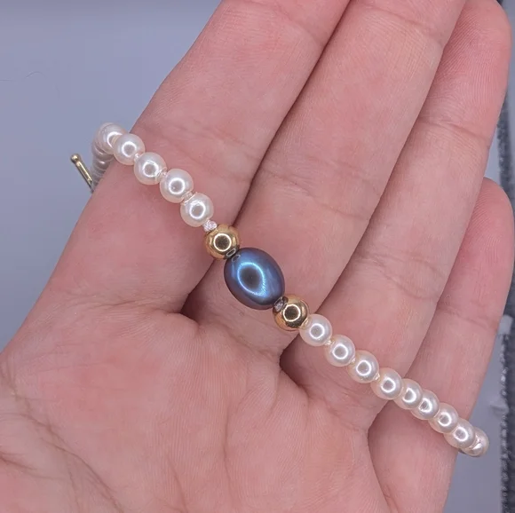 Elegant Pearl Bracelet with Gold Clasp - Picture 3 of 5